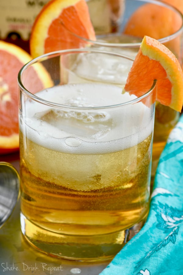 ¡Este Cóctel de Whisky a la naranja es la combinación perfecta de cítricos y whisky que estabas buscando! Estás a sólo unos pocos ingredientes de la felicidad del whisky!