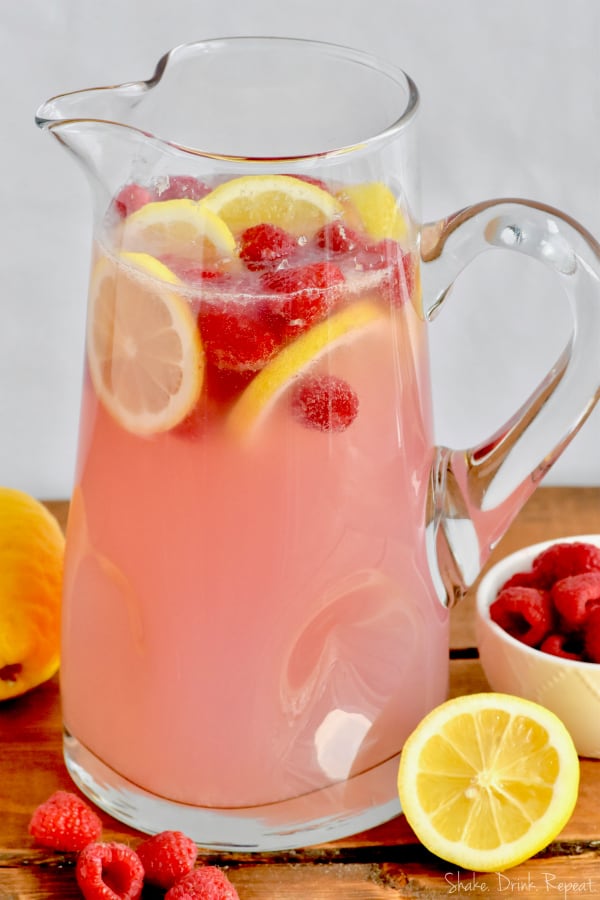 ¡Esta receta de Ponche de Vodka de Limonada Rosa tiene sólo tres ingredientes! Es muy fácil y perfecta para una fiesta!