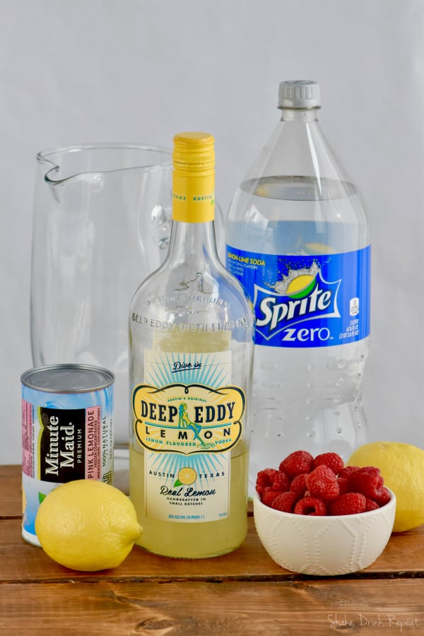¡Esta receta de Ponche de Limonada Rosa con Vodka tiene sólo tres ingredientes! Es muy fácil y perfecta para una fiesta!