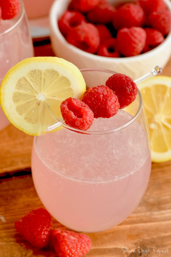 Cette recette de punch vodka à la limonade rose ne contient que trois ingrédients ! !! C'est tellement facile et parfait pour une fête !