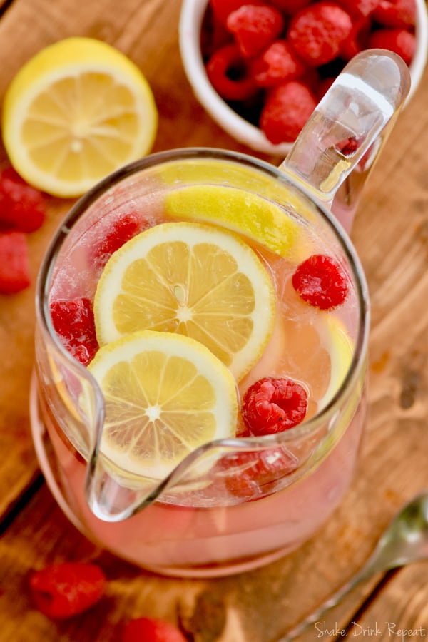¡Esta receta de ponche de vodka con limonada rosa tiene sólo tres ingredientes! ¡Es tan fácil y perfecta para una fiesta!