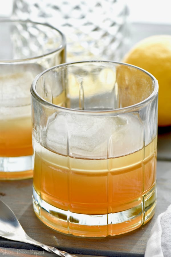 https://www.shakedrinkrepeat.com/wp-content/uploads/2018/03/gold_rush_cocktail_picture.jpg