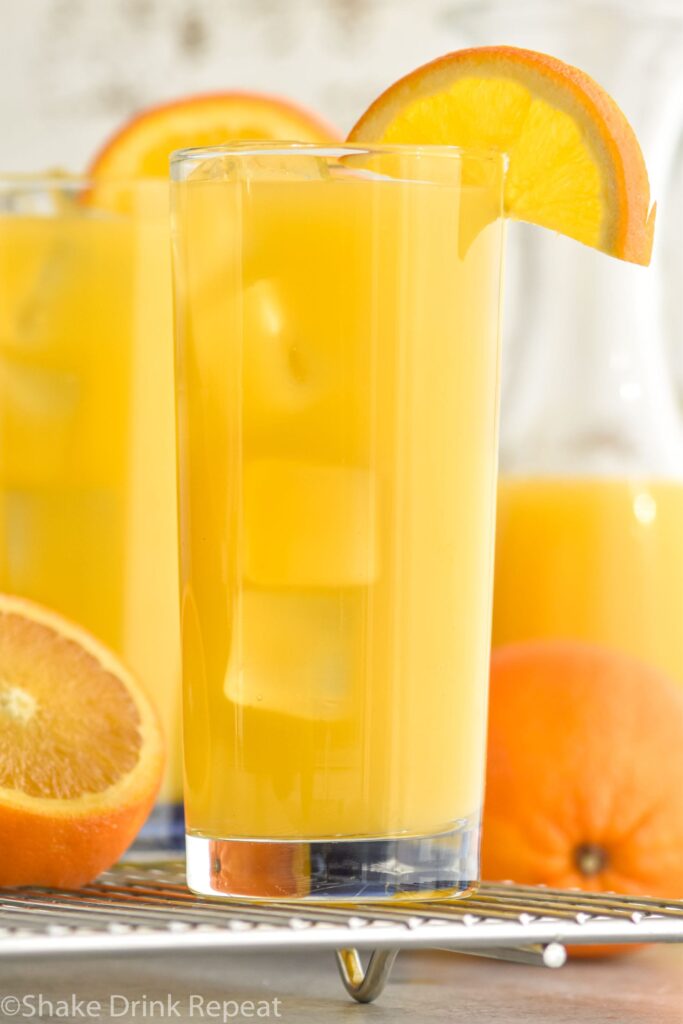 Glass filled with Screwdriver cocktail, garnished with an orange