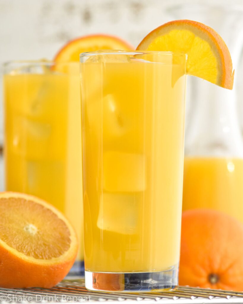 Glass filled with Screwdriver cocktail, garnished with an orange
