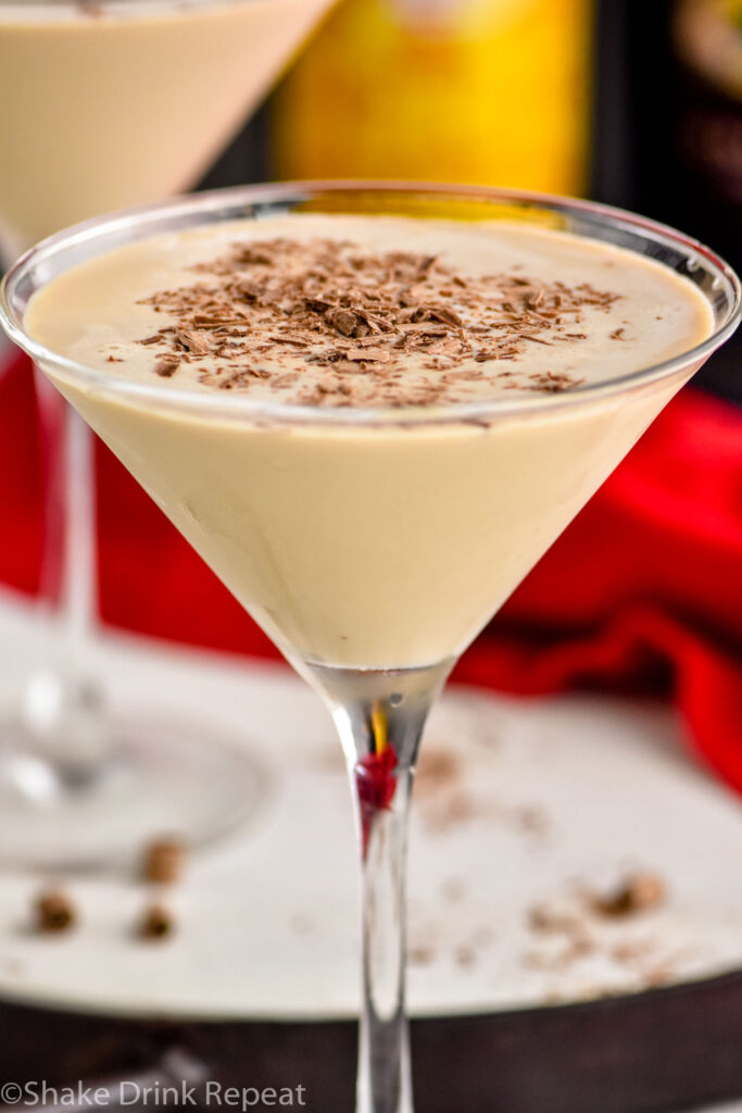 martini glass of Mudslide recipe with chocolate shavings