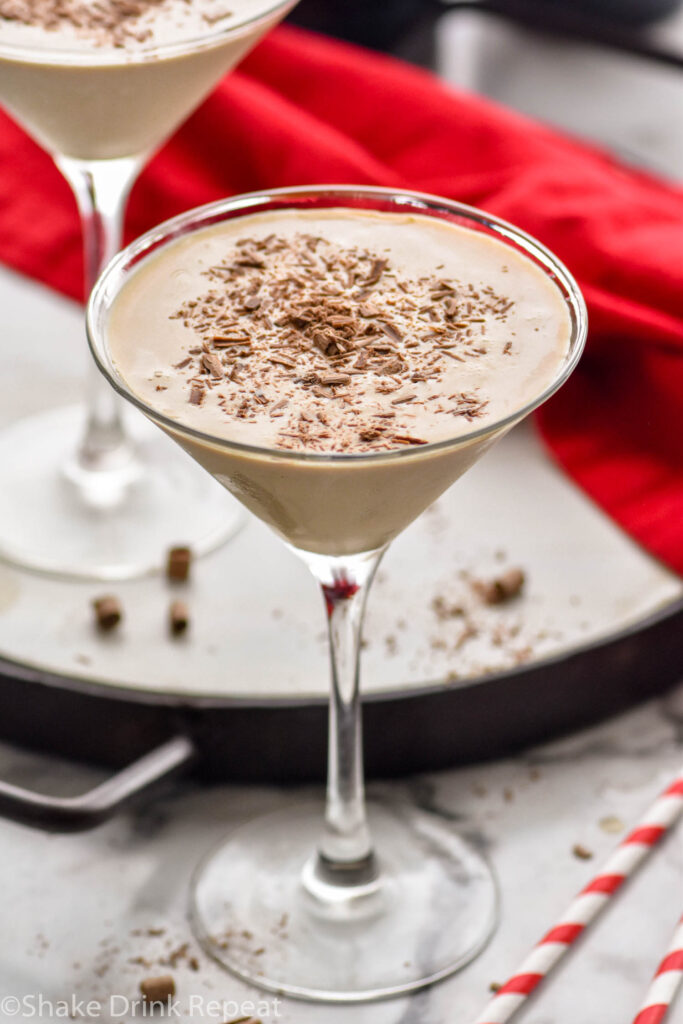 martini glass of Mudslide recipe with chocolate shavings
